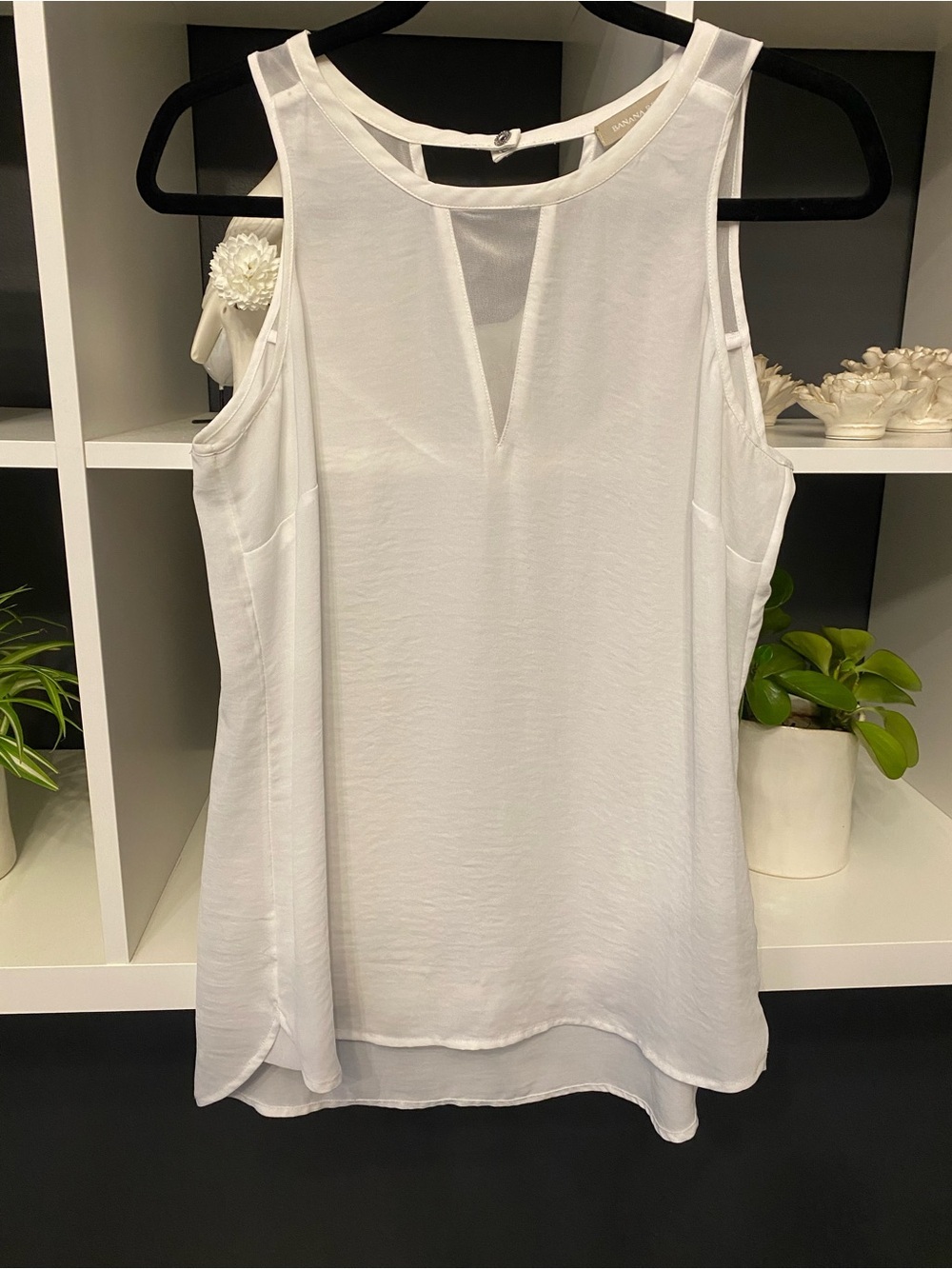 Banana Republic Sheer White Sleeveless V-Notch Blouse Size Small